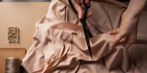 Cucito in seta per principianti: 10 trucchi per far amare questo tessuto alla tua macchina