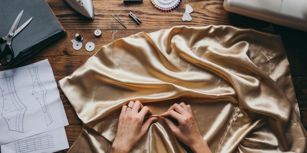 Cucitura francese passo dopo passo – la finitura perfetta in seta senza overlock