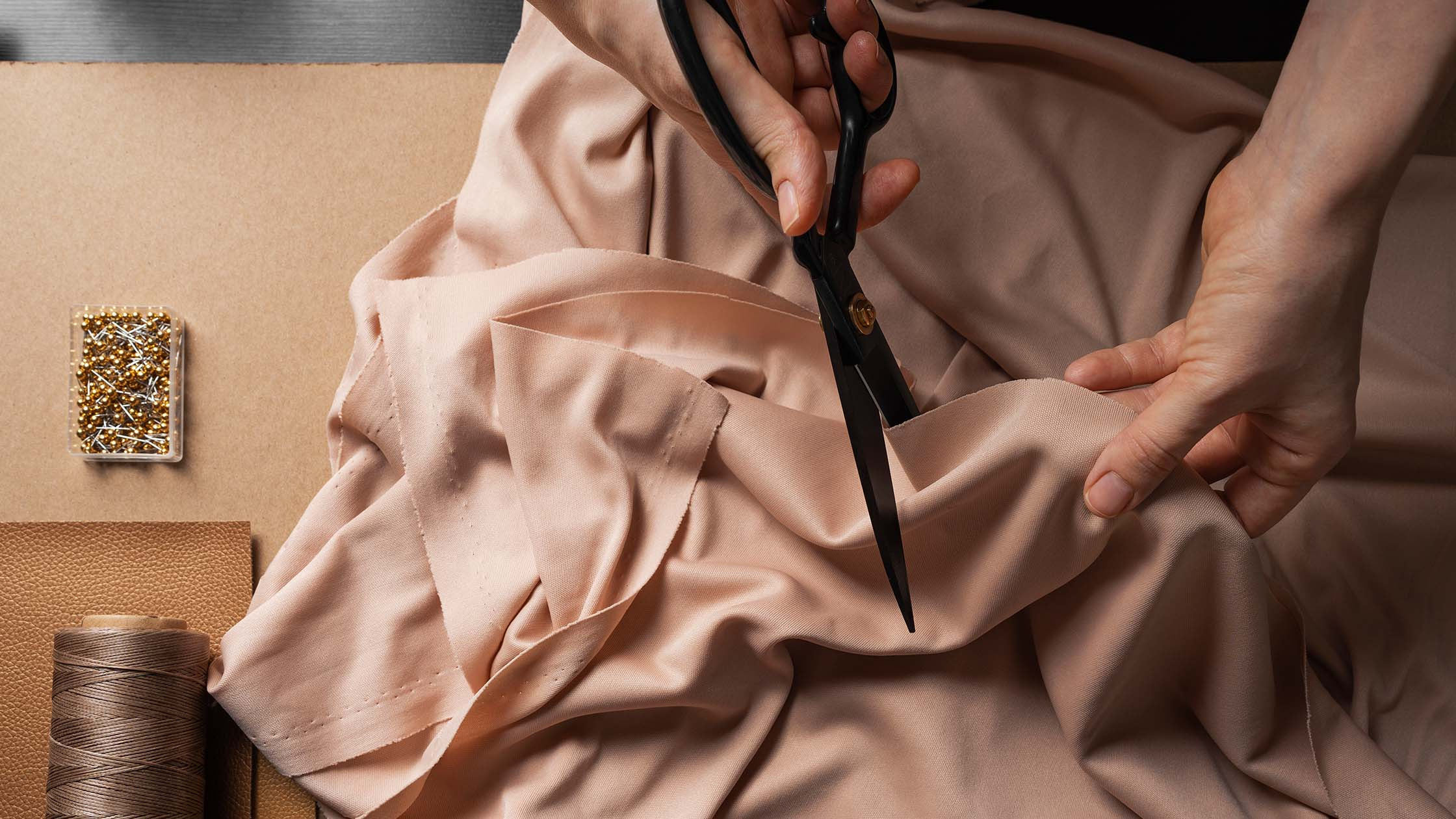 Cucito in seta per principianti: 10 trucchi per far amare questo tessuto alla tua macchina